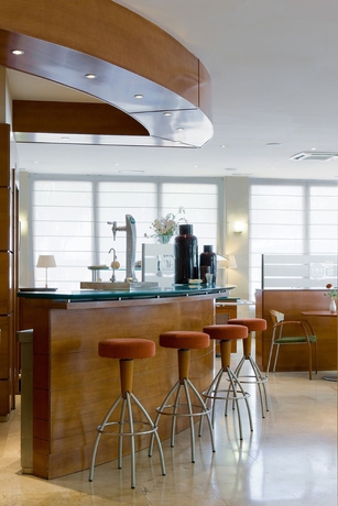 Imagen del bar/restaurante del Hotel NH San Pedro de Alcantara. Foto 6