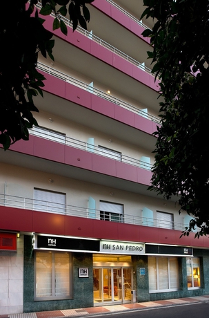 Imagen de los exteriores del Hotel NH San Pedro de Alcantara. Foto 13