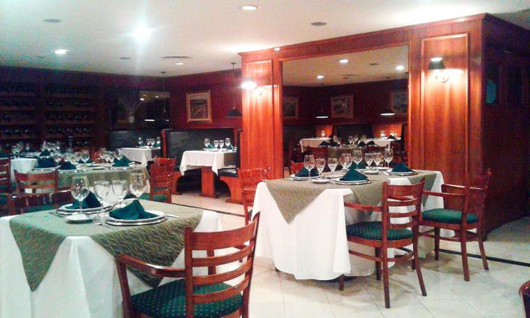 Imagen del bar/restaurante del Hotel NH Santiago del Estero. Foto 2