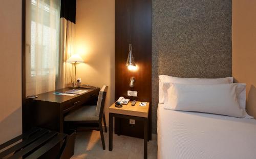Imagen de la habitación del Hotel NH Sants Barcelona. Foto 7