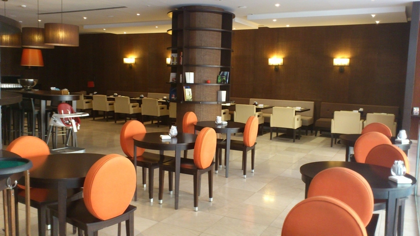 Imagen del bar/restaurante del Hotel NH Tenerife. Foto 3