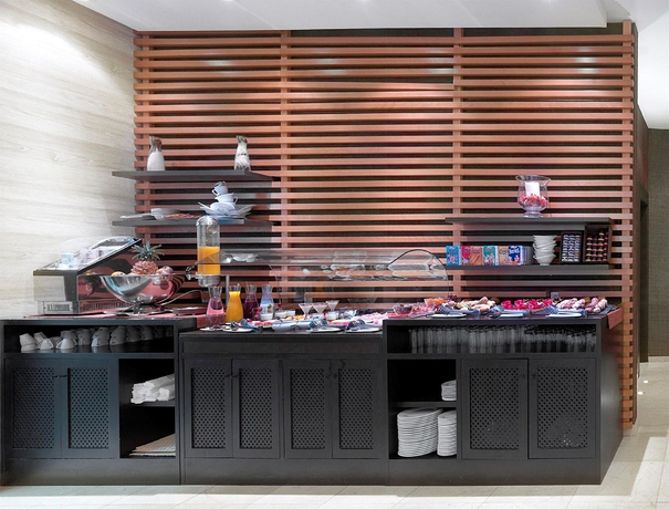 Imagen del bar/restaurante del Hotel NH Tenerife. Foto 5