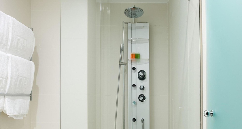 Imagen de la habitación del Hotel NH Valencia Center. Foto 7