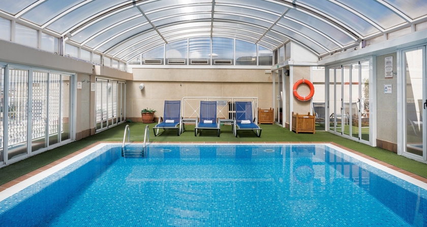 Imagen de la piscina del Hotel NH Valencia Center. Foto 16