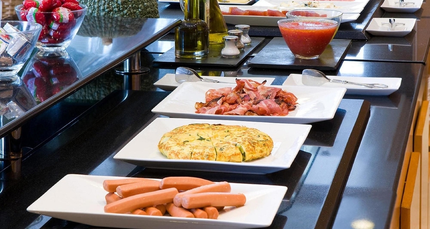 Imagen del bar/restaurante del Hotel NH Valencia Center. Foto 3