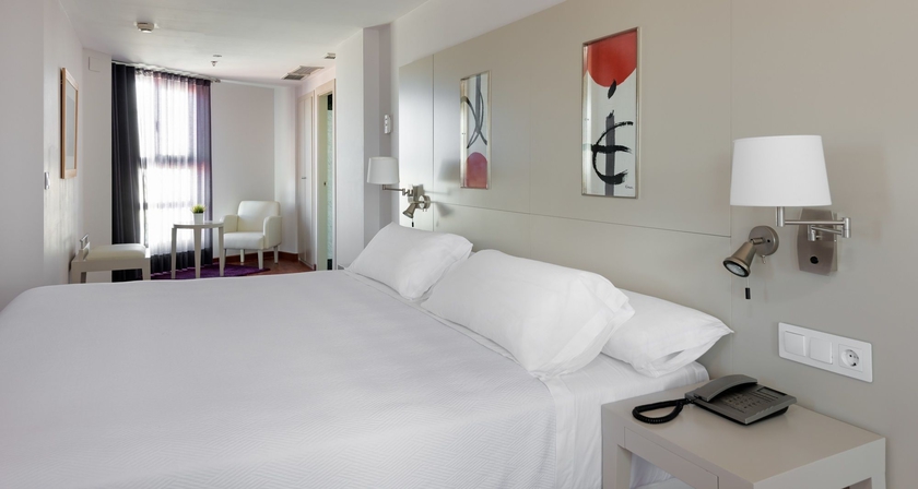 Imagen de la habitación del Hotel NH Valencia Las Artes. Foto 7