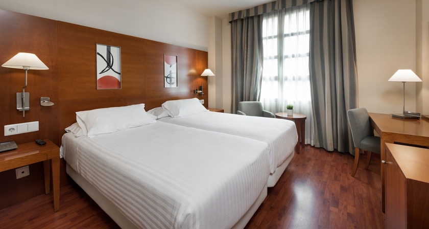 Imagen de la habitación del Hotel NH Valencia Las Artes. Foto 12