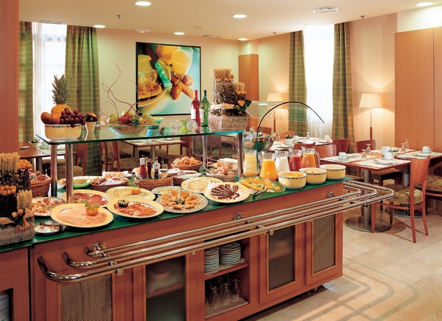 Imagen del bar/restaurante del Hotel NH Valencia Las Ciencias. Foto 3