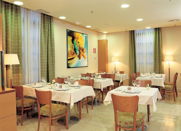 Imagen del bar/restaurante del Hotel NH Valencia Las Ciencias. Foto 5