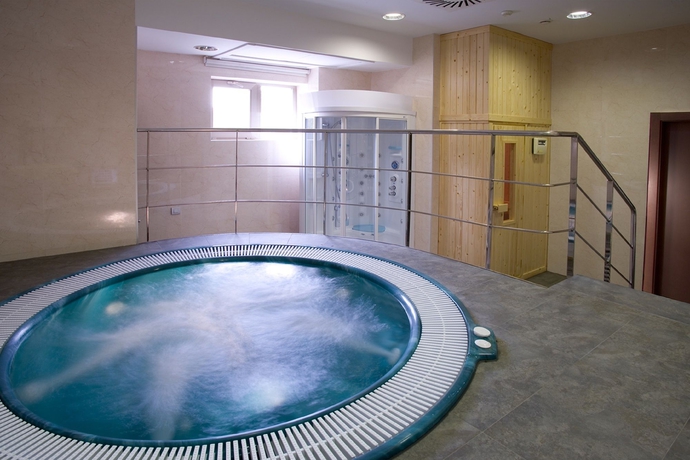 Imagen de la piscina del Hotel NH Valladolid Bálago. Foto 16