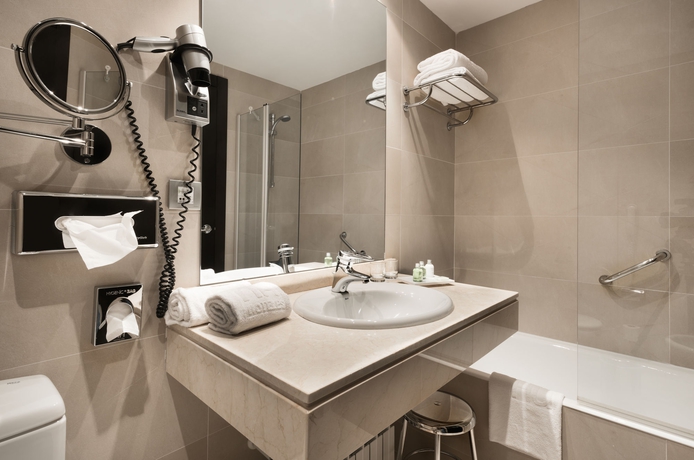 Imagen de la habitación del Hotel NH Valladolid Bálago. Foto 2