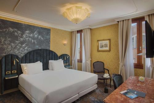 Imagen de la habitación del Hotel NH Venezia Santa Lucia. Foto 7