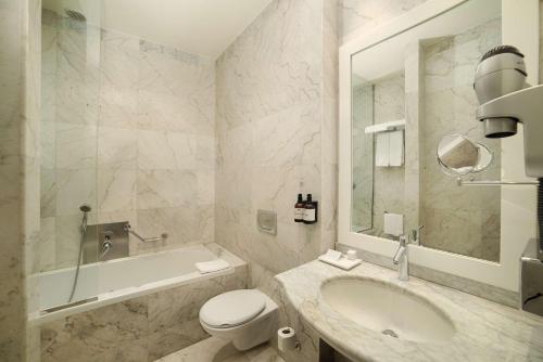 Imagen de la habitación del Hotel NH Venezia Santa Lucia. Foto 14