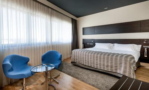 Imagen de la habitación del Hotel NH las Tablas. Foto 7