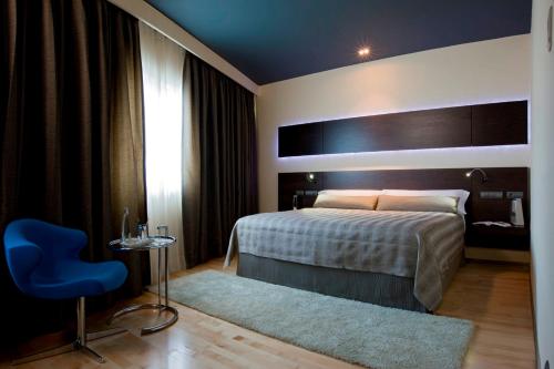 Imagen de la habitación del Hotel NH las Tablas. Foto 8