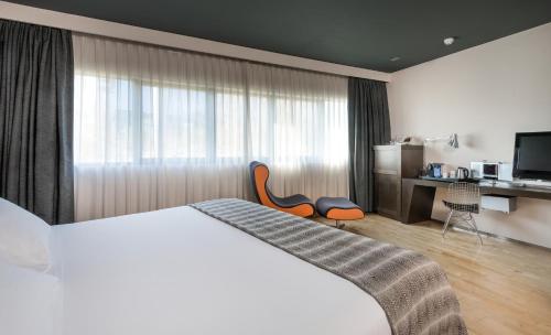 Imagen de la habitación del Hotel NH las Tablas. Foto 9