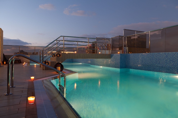 Imagen de la piscina del Hotel NOON. Foto 13
