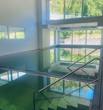 Imagen de la piscina del Hotel NUHR Medical - and Restaurant. Foto 19