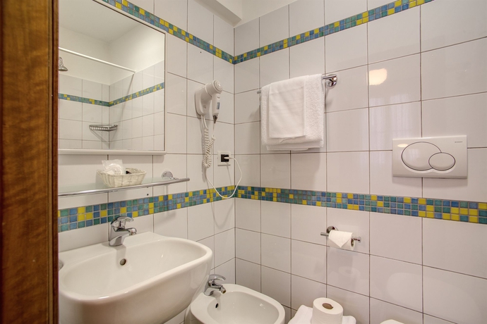 Imagen de la habitación del Hotel NUOVA ITALIA HOTEL. Foto 10