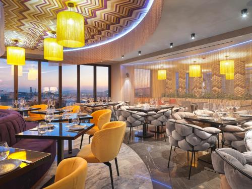 Imagen del bar/restaurante del Hotel NYX Esperia Palace Hotel Athens by Leonardo Hotels. Foto 9