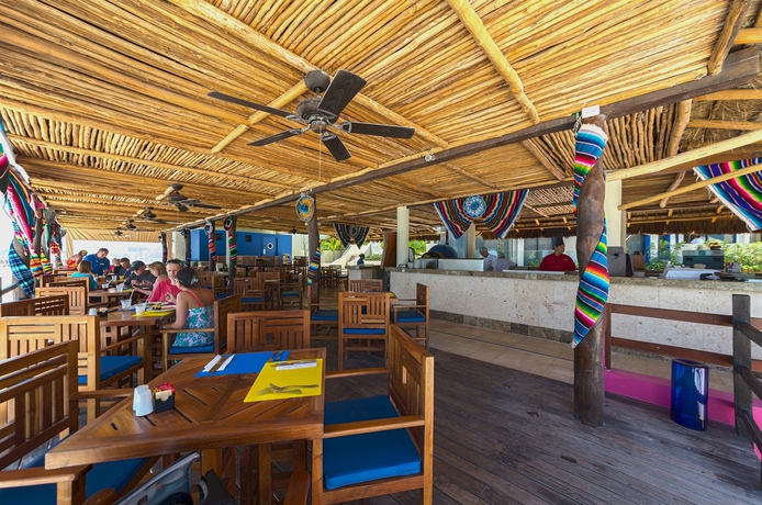 Imagen del bar/restaurante del Hotel NYX Hotel Cancun. Foto 2