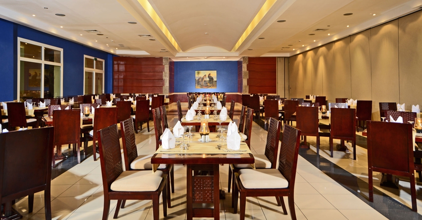 Imagen del bar/restaurante del Hotel Naama Bay Hotel and Resort. Foto 4