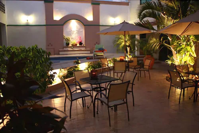 Imagen de los exteriores del Hotel Nacional Merida. Foto 13