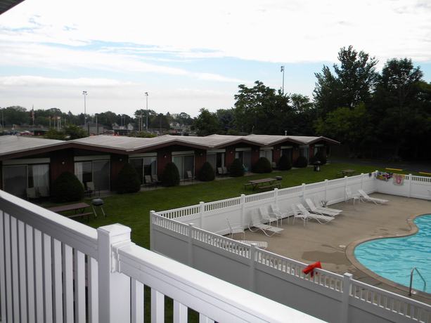 Imagen de la piscina del Hotel Nader\'s Motel and Suites. Foto 18