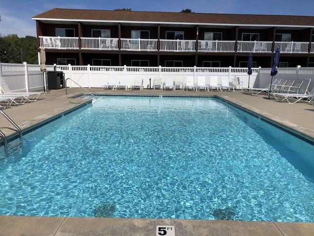 Imagen de la piscina del Hotel Nader\'s Motel and Suites. Foto 19