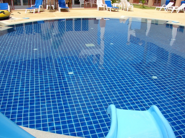 Imagen de la piscina del Hotel Nadivana Serviced Apartments. Foto 9