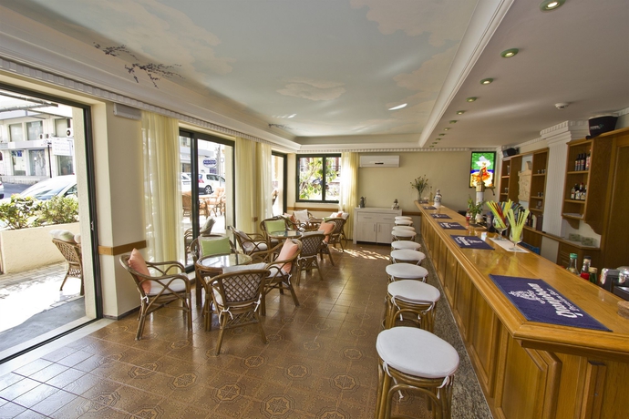 Imagen del bar/restaurante del Hotel Nafsika. Foto 2