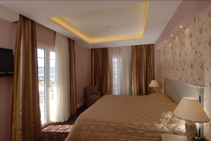 Imagen de la habitación del Hotel Nafsika Palace. Foto 12