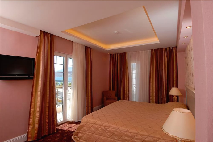 Imagen de la habitación del Hotel Nafsika Palace. Foto 13