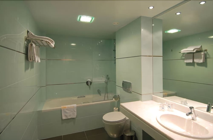 Imagen de la habitación del Hotel Nafsika Palace. Foto 14