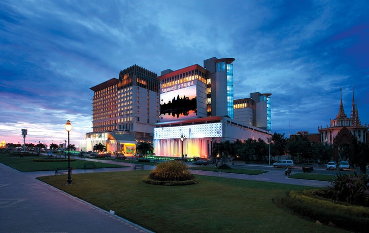 Imagen de los exteriores del Hotel Nagaworld and Entertainment Complex. Foto 11