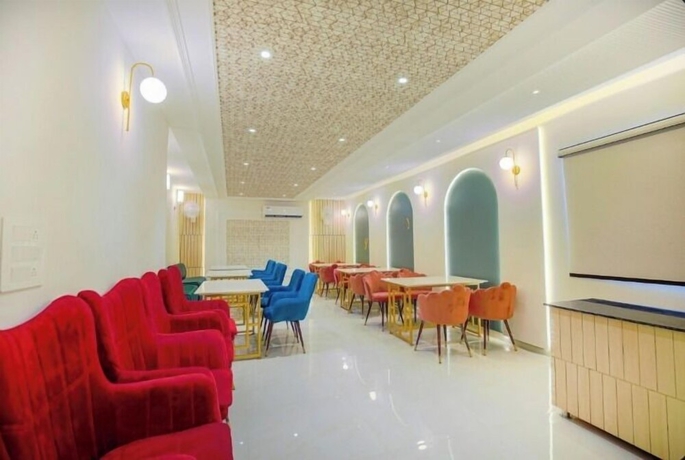 Imagen del bar/restaurante del Hotel Nagina Heights. Foto 2