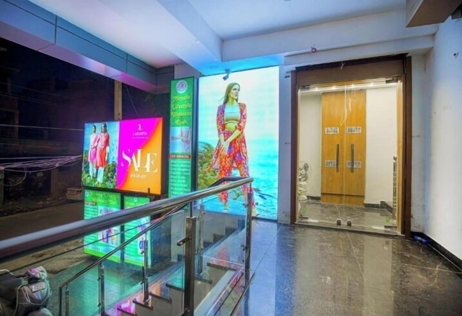 Imagen de los interiores del Hotel Nagina Heights. Foto 10