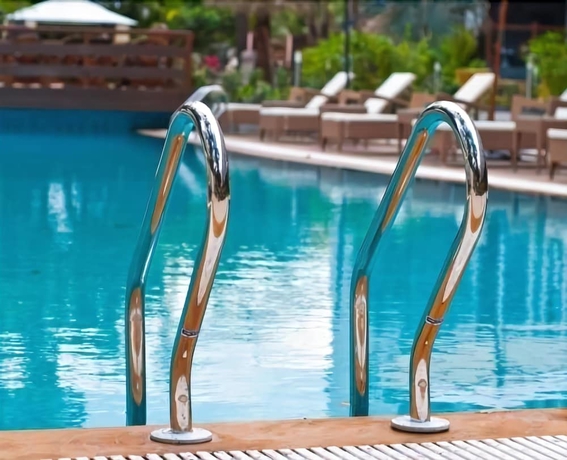 Imagen de la piscina del Hotel Nagoa Grande. Foto 15