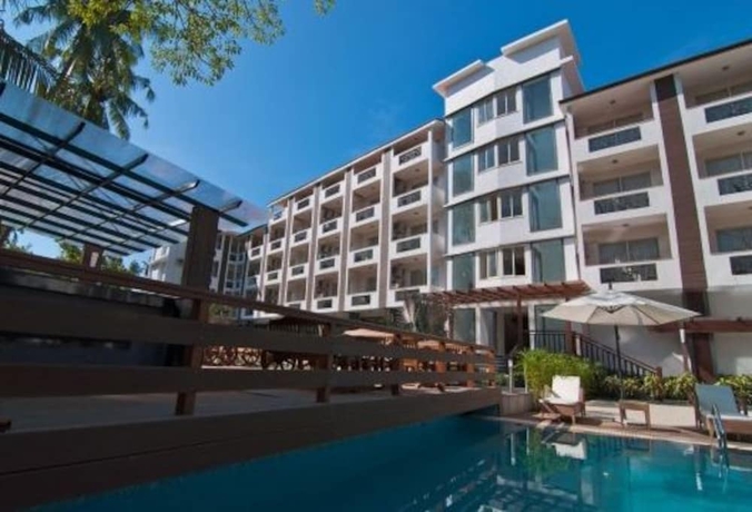 Imagen de la piscina del Hotel Nagoa Grande. Foto 16