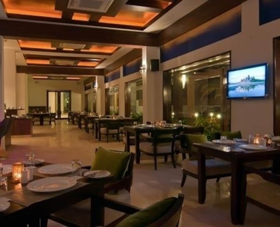 Imagen del bar/restaurante del Hotel Nagoa Grande. Foto 4