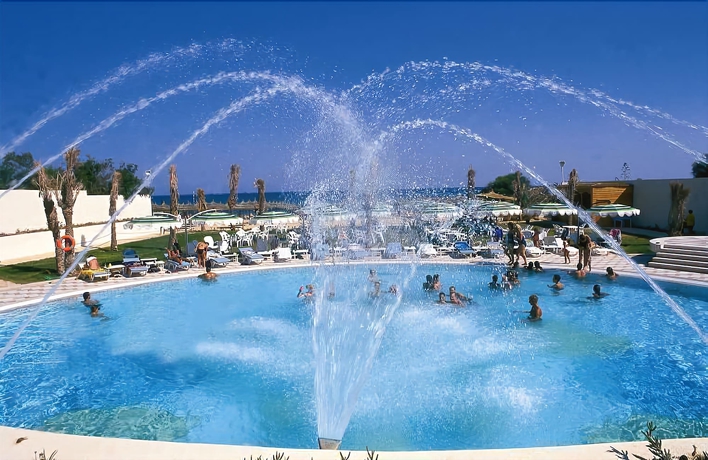 Imagen de la piscina del Hotel Nahrawess Resort & Thalasso. Foto 19