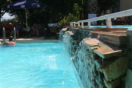 Imagen de la piscina del Hotel Naias Apartments. Foto 5