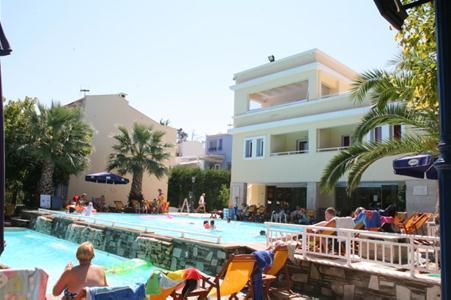 Imagen de la piscina del Hotel Naias Apartments. Foto 6