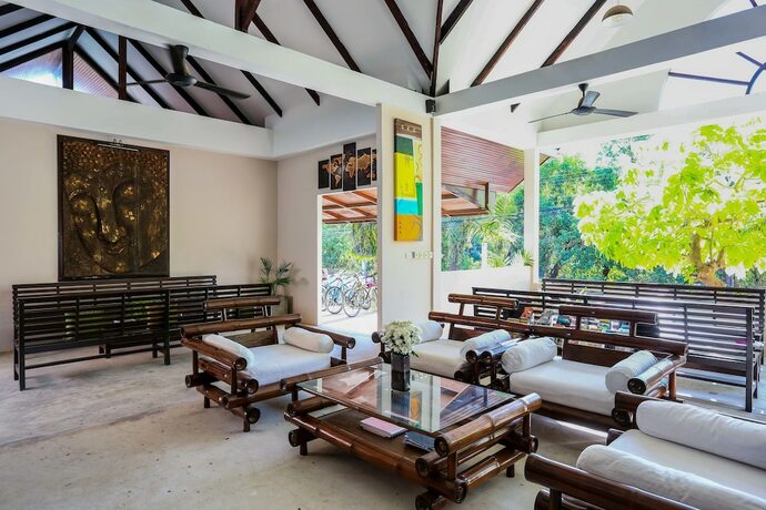 Imagen general del Hotel Naiharn Beach Resort. Foto 4