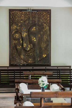 Imagen general del Hotel Naiharn Beach Resort. Foto 8