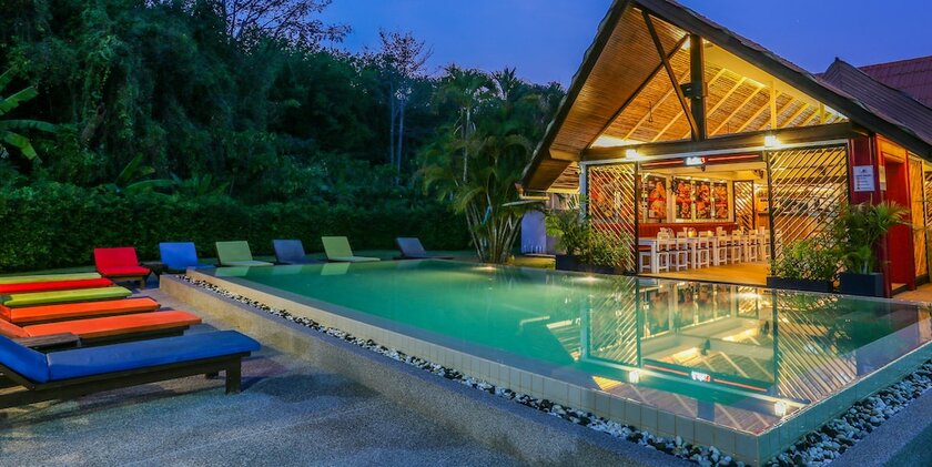 Imagen general del Hotel Naiharn Beach Resort. Foto 11