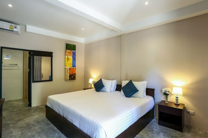 Imagen de la habitación del Hotel Naiharn Beach Resort. Foto 23
