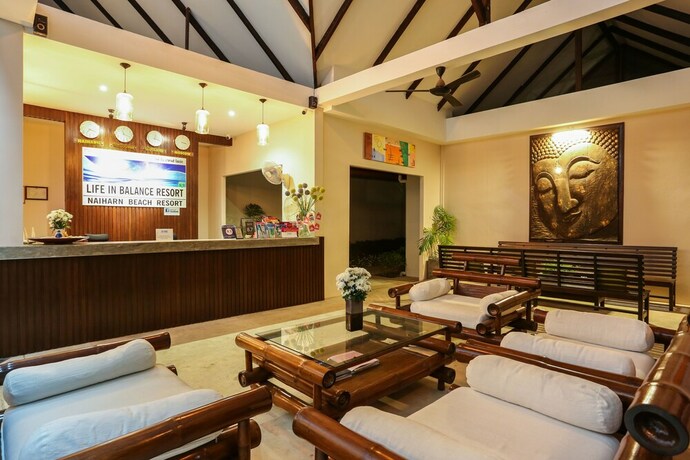Imagen de los interiores del Hotel Naiharn Beach Resort. Foto 25