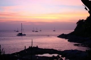 Imagen general del Hotel Naiharn On The Rock Resort. Foto 7