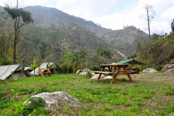 Imagen de los exteriores del Hotel Nainital River Camp. Foto 18